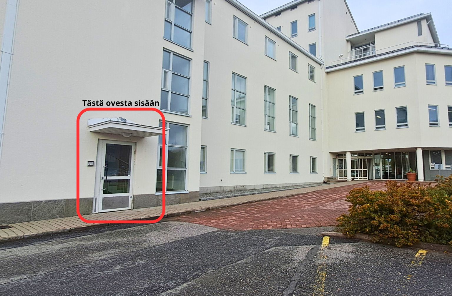 Kuva Mikkelin tuomiokirkkoseurakunnan seurakuntakeskuksesta. Vasemmanpuoleisen oven kohdalla teksti tästä ovesta sisään.