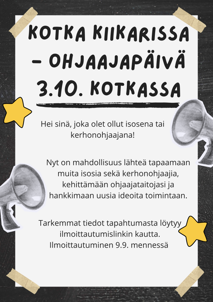 Vaalea olohuone: nojatuoli, lattiavalaisin, sohvapöytä ja vihreitä koristeomenoita ikkunan edessä.