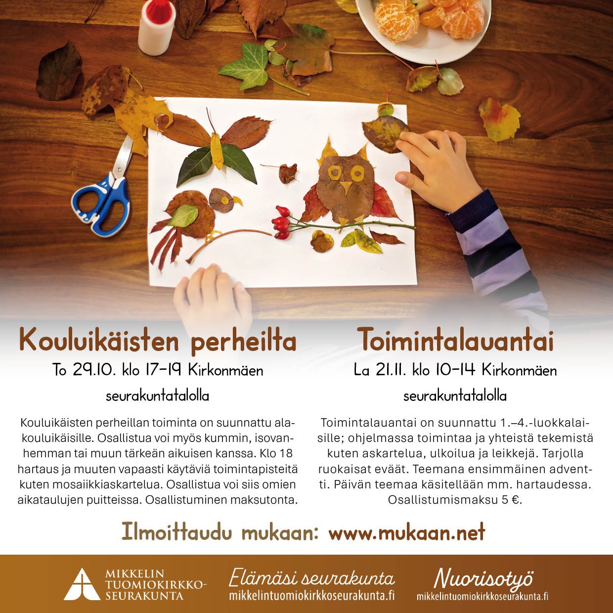 Lapsi askartelee paperille eläinhahmoja syksyn lehdistä puupöydällä, taustalla esite.